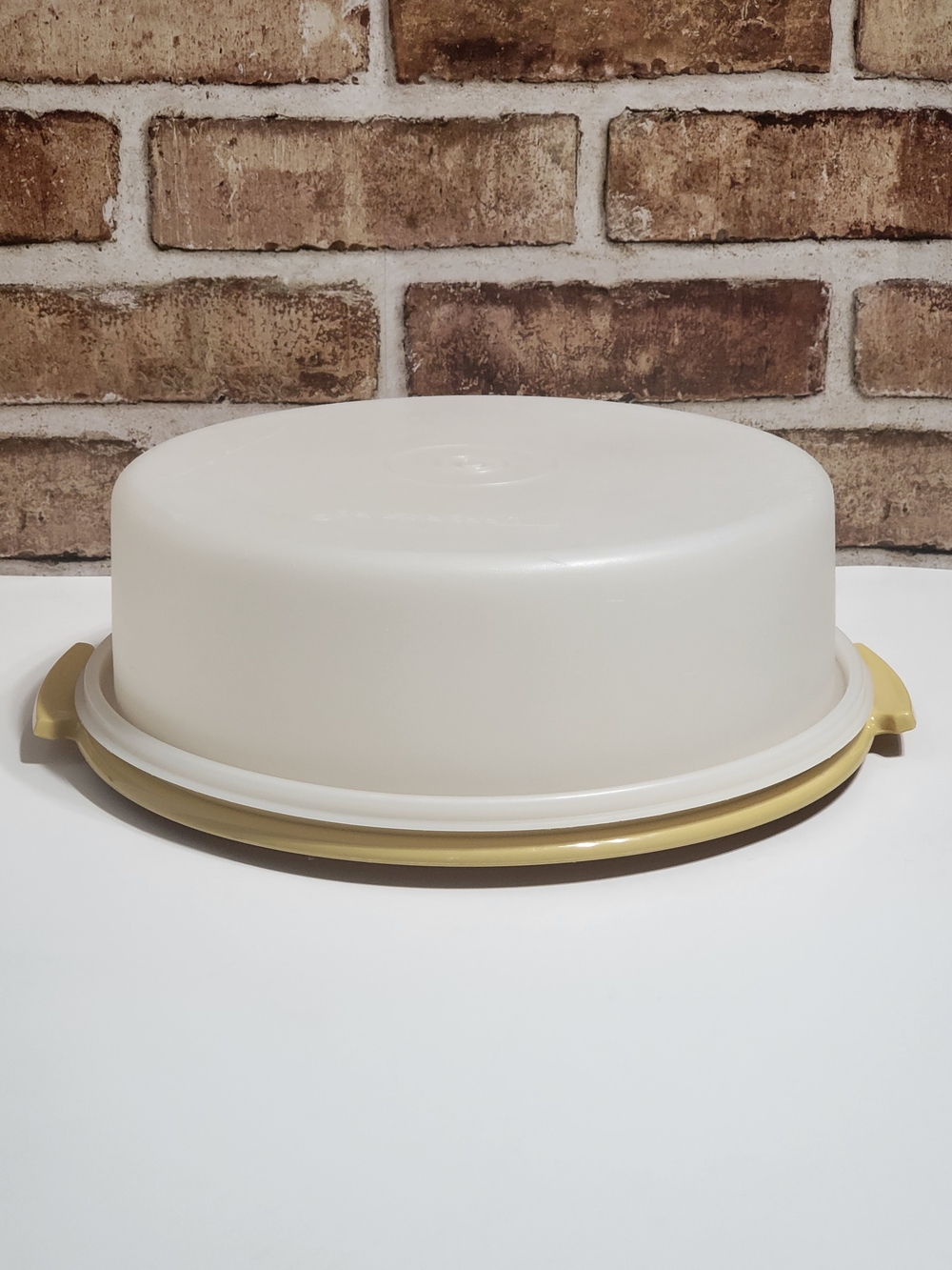 Tupperware White & Yellow Covered Pie Plate